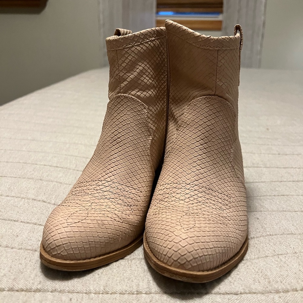 Almost new Dirty Laundry Blush Booties. Size 11. - Picture 2 of 6